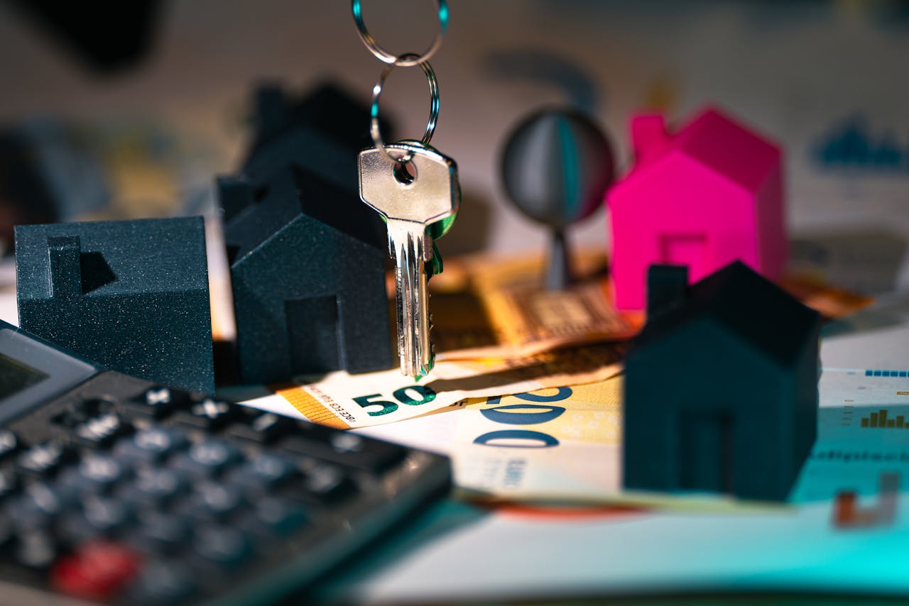 Mastering the First Impression: Your intriguing post title goes here A symbolic representation of real estate finance featuring keys, model houses, and euro banknotes.